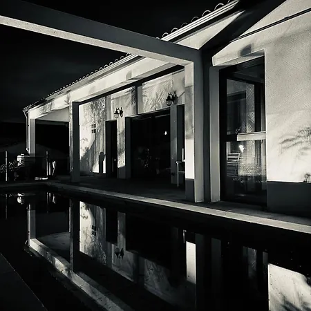 Agave Piscine 别墅 *